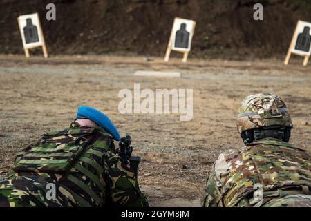 Mitglieder der rumänischen Streitkräfte führen am 29. Januar 2020 mit Soldaten der 382. Militärpolizei-Abteilung in der Nähe des Militärflughafens Mihail Kogalniceanu, Rumänien, eine Schießausbildung durch. Die Dienstmitglieder wurden mit dem M-4-Gewehr der US-Soldaten trainiert, das für die meisten US-Truppen das primäre Kleinwaffengewehr ist. (USA Armeefoto von Sgt. Dommnique Washington, 7. Mobile Public Affairs Detachment) Stockfoto