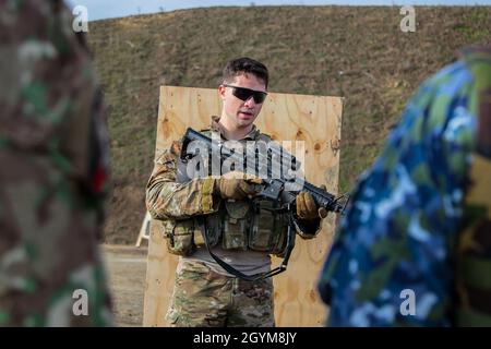 Mitglieder der rumänischen Streitkräfte führen am 29. Januar 2020 mit Soldaten der 382. Militärpolizei-Abteilung in der Nähe des Militärflughafens Mihail Kogalniceanu, Rumänien, eine Schießausbildung durch. Die Dienstmitglieder wurden mit dem M-4-Gewehr der US-Soldaten trainiert, das für die meisten US-Truppen das primäre Kleinwaffengewehr ist. (USA Armeefoto von Sgt. Dommnique Washington, 7. Mobile Public Affairs Detachment) Stockfoto