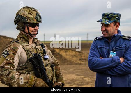Mitglieder der rumänischen Streitkräfte führen am 29. Januar 2020 mit Soldaten der 382. Militärpolizei-Abteilung in der Nähe des Militärflughafens Mihail Kogalniceanu, Rumänien, eine Schießausbildung durch. Die Dienstmitglieder wurden mit dem M-4-Gewehr der US-Soldaten trainiert, das für die meisten US-Truppen das primäre Kleinwaffengewehr ist. (USA Armeefoto von Sgt. Dommnique Washington, 7. Mobile Public Affairs Detachment) Stockfoto