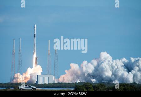 Die Starlink-Rakete Falcon 9 hob am 29. Januar 2020 erfolgreich von Pad 40 auf der Cape Canaveral Air Force Station ab. Fla. Th Starlink Constellation ist eine Sammlung von Satelliten, die für den Satelliteninternetzugang verwendet werden, und der 45. Weltraumflügel hat den Start von zwei Starlink-Raten allein im Jahr 2020 unterstützt. (USA Luftwaffenfoto von Airman 1st Class Zoe Thacker) Stockfoto