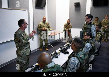 Der General der Luftwaffe, Joseph Lengyel, Chef des nationalen Gardebüros, spricht mit Mitgliedern des Red Horse Squadron, das bei der Guam Air National Guard, Guam, am 29. Januar 2020 dient. (USA Foto der Armee-Nationalgarde von Sgt. Klasse Jim Greenhill) Stockfoto