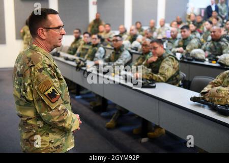 Der General der Luftwaffe, Joseph Lengyel, Chef des nationalen Gardebüros, spricht mit Mitgliedern des Red Horse Squadron, das bei der Guam Air National Guard, Guam, am 29. Januar 2020 dient. (USA Foto der Armee-Nationalgarde von Sgt. Klasse Jim Greenhill) Stockfoto