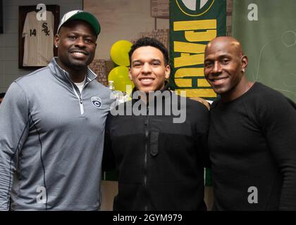 TOLLE SEEN, Il. (Jan 29, 2020) Donald Driver (links), ehemaliger Spieler der Green Bay Packers, und Alex Brown, ehemaliger Spieler der Chicago Cubs, posieren für ein Foto mit einem Seemann während eines Super Bowl Essens in der Galley 535 auf der Naval Station Great Lakes. Die Veranstaltung, die von der Great Lakes Moral, Welfare, and Recreation (MWR) veranstaltet wurde, hatte Essen im Heckklappenstil, ein Treffen mit den Spielern und eine Tombola für die Matrosen. (USA Navy Foto von Mass Communication Specialist 2nd Class Brigitte Johnston) Stockfoto