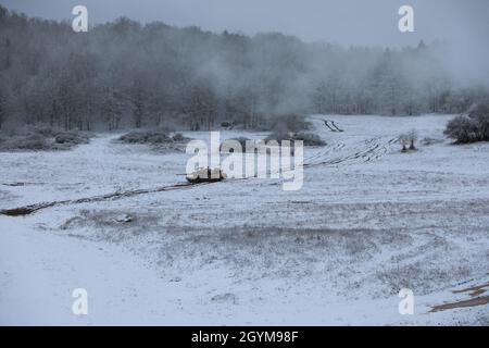 1. Bataillon, 8. Kavallerieregiment, 2. Panzerbrigade Kampfteam, 1. Kavalleriedivision, Soldaten scannen während der Trainingsübung Combined Resolve XIII am 29. Januar 2020 im Joint Multinary Readiness Center in Hohenfels, Deutschland, nach möglichen Feinden. (USA Foto der Armee-Nationalgarde von Staff Sgt. Gregory Stevens) Stockfoto