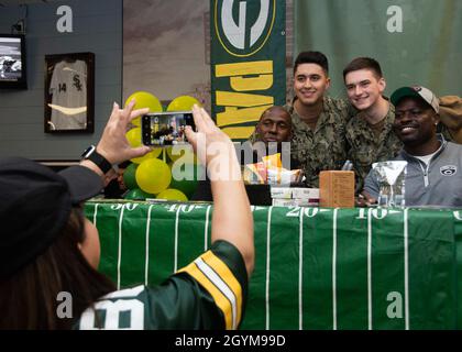 TOLLE SEEN, Il. (Jan 29, 2020) Donald Driver (links), ehemaliger Spieler der Green Bay Packers, und Alex Brown, ehemaliger Spieler der Chicago Cubs, posieren für ein Foto mit Matrosen während eines Super Bowl Essens in der Galley 535 auf der Naval Station Great Lakes. Die Veranstaltung, die von der Great Lakes Moral, Welfare, and Recreation (MWR) veranstaltet wurde, hatte Essen im Heckklappenstil, ein Treffen mit den Spielern und eine Tombola für die Matrosen. (USA Navy Foto von Mass Communication Specialist 2nd Class Brigitte Johnston) Stockfoto