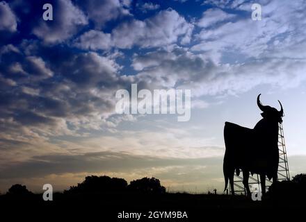 Große Plakatwand mit der Silhouette eines Bullen, 'Toro de Osborne', auf einem Berg in Fuengirola. Stockfoto