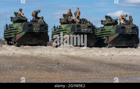 Offiziere der US-Marine bereiten sich darauf vor, während der Ausbildung der Flottenmarine (FMF) für amphibische Operationen mit US-Marineinfanteristen, die dem 2. Amphibischen Angriffsbataillon der 2. Marine Division in Camp Lejeune, North Carolina, zugewiesen sind, im Januar 29, 2020. FMF-Training erfordert, dass Seeleute an einer amphibischen Landung teilnehmen, um ihre Qualifikation zu erlangen. Die FMF-Qualifikation ermöglicht Seeleuten wie Korpsen, Seelsorger und medizinischem Personal, in Knüppeln innerhalb von Marine-Einheiten zu dienen. (USA Marine Corps Foto von Lance CPL. Brian Bolin Junior) Stockfoto