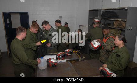 Marines mit Marine Attack Squadron 231 bereiten ihre Ausrüstung während des Trainings bei kaltem Wetter auf der Naval Air Station Fallon, Nevada, 29. Januar 2020 vor. VMA-231 nimmt an Schulungen für kaltes Wetter Teil, um das Gerät besser auf kälteres Klima vorzubereiten und gleichzeitig die Kampfeffizienz zu gewährleisten. (USA Marine Corps Foto von Lance CPL. Steven Walls) Stockfoto