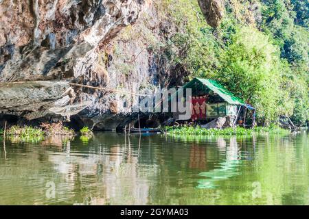 HPA AN, MYANMAR - 13. DEZEMBER 2016: Kleines Haus an einem See in der Nähe der Saddan-Höhle in der Nähe von hPa an, Myanmar Stockfoto