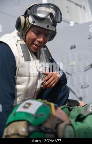 PAZIFISCHER OZEAN (Jan 29, 2020) Hospital Corpsman 2nd Class Raul Zapata, aus Los Fresnos, Texas, TOP, gibt dem Mate 3rd Class Zachary Gramse von Aviation Electrician aus Belleville, Wis., während einer Crash- und Bergungsübung auf dem Flugdeck des Lenkraketen-Zerstörers USS Pinckney (DDG 91) der Arleigh Burke-Klasse am 29. Januar 2020 simulierte erste Hilfe. Pinckney, Teil der Theodore Roosevelt Carrier Strike Group, ist im Indo-Pazifik-Raum im Einsatz. (USA Navy Foto von Mass Communication Specialist 3rd Class Erick A. Parsons) Stockfoto