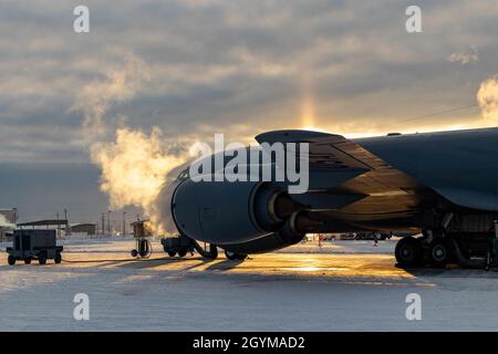 Bei Temperaturen von -30 Grad Celsius trainieren die Besatzungen des 22. Flügels, der McConnell Air Force Base, Kansas, und des 151. Lufttankflügels, Wright Air National Guard Base, Utah, im Inneren Alaskas unter den gleichen arktischen Bedingungen, in denen die Besatzungen des 168. Flügels, Eielson AFB, Alaska, routinemäßig arbeiten, Januar 29, 2020. Die besuchenden Airmen lernen, was es braucht, um den KC-135R Stratotanker bei Temperaturen unter Null in einem „Bereitschaftszustand“ zu halten. Stockfoto