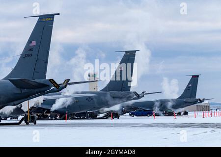 Bei Temperaturen von -30 Grad Celsius trainieren die Besatzungen des 22. Flügels, der McConnell Air Force Base, Kansas, und des 151. Lufttankflügels, Wright Air National Guard Base, Utah, im Inneren Alaskas unter den gleichen arktischen Bedingungen, in denen die Besatzungen des 168. Flügels, Eielson AFB, Alaska, routinemäßig arbeiten, Januar 29, 2020. Die besuchenden Airmen lernen, was es braucht, um den KC-135R Stratotanker bei Temperaturen unter Null in einem „Bereitschaftszustand“ zu halten. Stockfoto