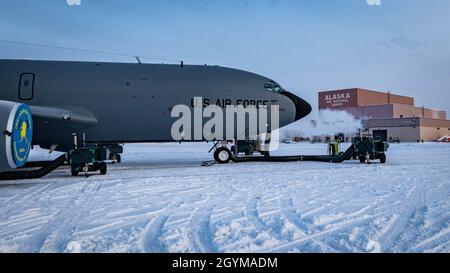 Bei Temperaturen von -30 Grad Celsius trainieren die Besatzungen des 22. Flügels, der McConnell Air Force Base, Kansas, und des 151. Lufttankflügels, Wright Air National Guard Base, Utah, im Inneren Alaskas unter den gleichen arktischen Bedingungen, in denen die Besatzungen des 168. Flügels, Eielson AFB, Alaska, routinemäßig arbeiten, Januar 29, 2020. Die besuchenden Airmen lernen, was es braucht, um den KC-135R Stratotanker bei Temperaturen unter Null in einem „Bereitschaftszustand“ zu halten. Stockfoto