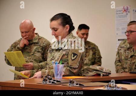 Das Fort Stewart-Hunter Army Airfield Command Team von Col. Bryan Logan und Command Sgt. Maj. Rebecca Myers, erhalten im Rahmen der Eröffnung des Zentrums eine Führung durch das Marne Tax Center, Gebäude 136 – neben den da-Fotos auf Fort Stewart, Januar 23. Stockfoto