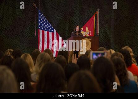 Die zweite Dame der Vereinigten Staaten, Karen Pence, spricht mit mehr als 300 Ehepartnern im Camp Lejeune, N.C., 30. Januar 2020. Pence diskutierte Fragen der militärischen Familie und dankte den Ehegatten für ihr Engagement und ihre Opfer. (USA Marine Corps Foto von Lance CPL. Nichola Guevara) Stockfoto