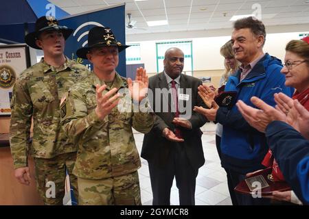 Der Oberst der US-Armee, Thomas Hough (links), der Regimentskommandeur des 2d-Kavallerieregiments, klatscht, nachdem er den Organisationen, die zur Entwicklung von Cavalry Corner in Vilseck, Deutschland, beigetragen haben, am 31. Januar 2020 Plaketten vorgestellt hatte. An diesem Tag wurde die 24-Stunden-Anlage feierlich eröffnet. (USA Armeefoto von Sgt. LaShic Patterson) Stockfoto