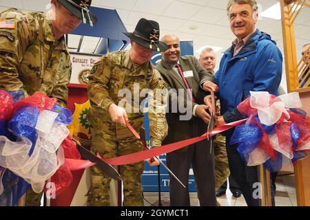 U.S. Army Command Sgt. Maj. Michael Burke, (ganz links) der ranghöchste Berater des 2d-Kavallerieregiments, und Oberst Thomas Hough, (rechts) der Regimentskommandeur von 2CR, bereiten sich auf den Schnitt des Bandes während der Eröffnung von Cavalry Corner in Vilseck, Deutschland, am 31. Januar 2020 vor. Die Kavallerieecke wurde geschaffen, um die Moral unter Soldaten und Mitgliedern der Gemeinschaft zu stärken. (USA Armeefoto von Sgt. LaShic Patterson) Stockfoto