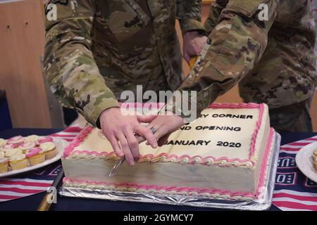 U.S. Army Command Sgt. Maj. Michael Burke, der hochrangige Berater des 2d-Kavallerieregiments, und Oberst Thomas Hough, der Regimentskommandeur von 2CR, schnitten während der Eröffnung von Cavalry Corner in Vilseck, Deutschland, am 31. Januar 2020 einen feierlichen Kuchen. Ein Team von kulinarischen Spezialisten, die 2CR zugewiesen wurden, kreierte den Kuchen zu Ehren der Veranstaltung. (USA Armeefoto von Sgt. LaShic Patterson) Stockfoto