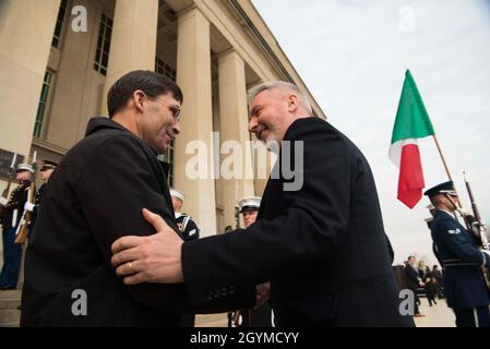 Verteidigungsminister Mark T. Esper veranstaltet ein bilaterales Treffen mit dem italienischen Verteidigungsminister Lorenzo Guerini im Pentagon, Washington, D.C., am 31. 2020. (Foto des Verteidigungsministeriums von Navy Petty Officer, 2. Klasse, James K. Lee) Stockfoto