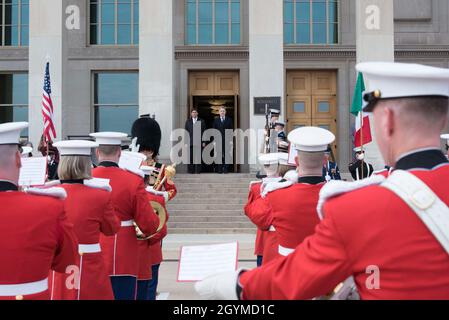 Verteidigungsminister Mark T. Esper veranstaltet ein bilaterales Treffen mit dem italienischen Verteidigungsminister Lorenzo Guerini im Pentagon, Washington, D.C., am 31. 2020. (Foto des Verteidigungsministeriums von Navy Petty Officer, 2. Klasse, James K. Lee) Stockfoto