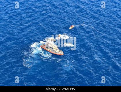 Die Küstenwache und Ocean Safety retteten zwei Bootsfahrer aus ihrem umgedrehten 13-Fuß-Boston-Whaler eine Meile vor Kahoolawe, Hawaii, 31. Januar 2020. Eine 45-Fuß-Crew der Station Maui, die mit einem Boot von mittlerer Größe ausgestattet ist, die Air Station Barbers Point MH-65 Dolphin-Helikopter-Besatzung, die Besatzung des Küstenwache-Schneiders Joseph Gerczak und die Maui Ocean Safety and Lifeguard Services, die Jet-Ski-Betreiber eingesetzt haben, reagierten auf den Vorfall. (USA Foto der Küstenwache von Petty Officer, 3. Klasse, Alex Hutson/veröffentlicht) Stockfoto