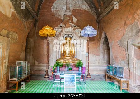 Buddha-Statue im Htilominlo Pahto-Tempel in Bagan, Myanmar Stockfoto