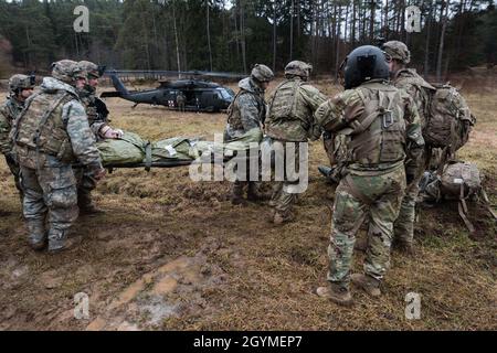 US Army Sgt. 1. Klasse Macia McNeill, Charlie Company, 2. Bataillon, 3. Kampffliegerbrigade, 3. Infanterie-Division, diskutiert den Unfallstatus mit Ärzten, da Wurfteams vom 1. Bataillon, 8. Kavallerie-Brigade, 1. Kavallerie-Division Opfer von einem gepanzerten Truppentransporter entladen, 1. Februar 2020, während der kombinierten Auflösung XIII im Hohenfels Trainingsgebiet. (USA Armeefoto von Sgt. 1. Klasse Garrick W. Morgenweck) Stockfoto