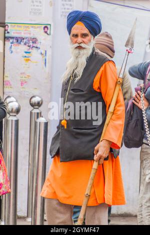 DELHI, INDIEN - 24. JANUAR 2017: Sikh-Krieger mit einem Speer auf einer Wache vor Gurudwara SIS Ganj Sahib gurdwara Kultstätte für Sikhs in Delh Stockfoto