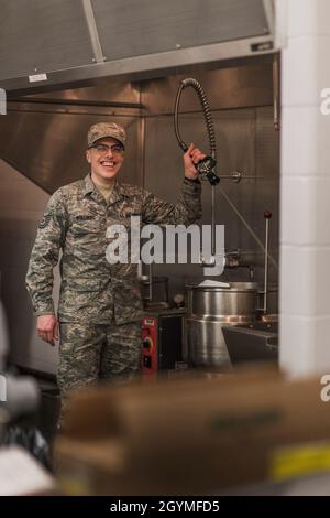 Technik. Sgt. Trenton Wollberg, 110. Wing Services Flight, Force Support Squadron, Battle Creek Air National Guard Base, mich., bereitet am 1. Februar 2020 im Base Dining Facility Essen zu. „Ich habe mich für Dienstleistungen entschieden, weil sie mir geholfen haben, anderen zu dienen. Ich genoss die Veränderung des Tempos und die Möglichkeit, Beziehungen zu anderen Menschen zu knüpfen. Es ist ein anderes Umfeld als mein Leben zu Hause und ich kann andere Schulen.“ (USA Foto der Air National Guard von Gary Leonard, Senior Airman, veröffentlicht) Stockfoto