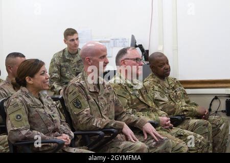 Von links nach rechts, LT. Col. Maria Carrillo, Meister Sgt. David Branning, 33. Quartermaster-Abteilung, LT. Col. Martin Danks und Master Sgt. William Wall, 618. Quartermaster-Abteilung, nimmt an der Zeremonie zur Übertragung der Autorität durch die 320/618. Quartermaster-Abteilung im Lager Arifjan, Kuwait, am 2. Februar 2020 Teil. (USA Army Reserve Foto von SPC. Dakota Vanidestine) Stockfoto