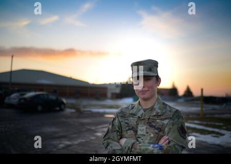 US Air Force Staff Sgt. Angelina Cardella, Knowledge Operations Manager für den 110. Kommunikationsflug, im 110. Flügel der Battle Creek Air National Guard Base, Michigan, steht für ein Porträt bei Sonnenuntergang. „Ich war in zwölf Jahren, sieben davon waren aktiv. Was hat mich dazu gebracht zu bleiben? Die meiste Zeit war es mein Team. Wenn ich eine gute Gruppe von Menschen um mich herum habe, weil ich mehr bei der Arbeit bin als ich zu Hause bin, werden sie wie eine Familie. Wenn ich also ein gutes Team und eine gute Führungskraft habe, dann fühle ich mich so wertvoll. Das ist, warum ich schon so lange in und das ist, warum ich denke, dieses Berufsfeld ich gerade Stockfoto