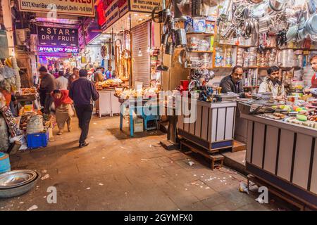 DELHI, INDIEN - 24. JANUAR 2017: Abend im Khari Baoli in Delhi, dem größten Gewürzgroßmarkt Asiens. Stockfoto