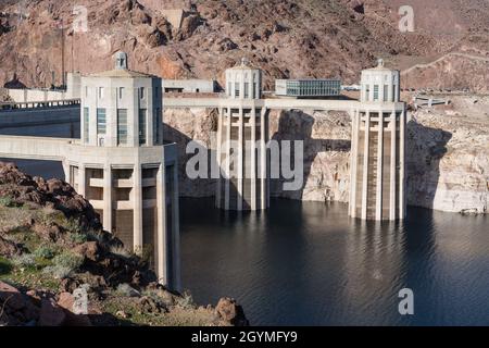 Die Wasseraufnahmetürme des Hoover Dam am Lake Mead mit dem Besucherzentrum im Hintergrund, von der Arizona-Seite aus gesehen. Stockfoto
