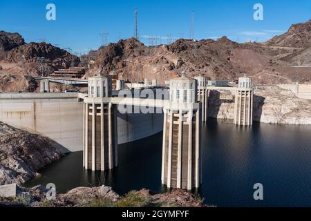 Die Wasseraufnahmetürme des Hoover Dam am Lake Mead mit dem Besucherzentrum im Hintergrund, von der Arizona-Seite aus gesehen. Stockfoto