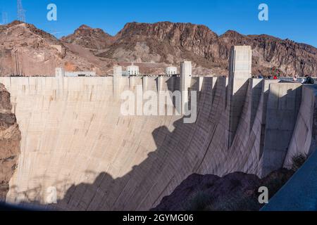 Das Gesicht des Hoover-Staudamms am Lake Mead, von der Arizona-Seite aus gesehen. Stockfoto