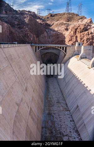 Der trockene Arizona-Auslauf wird in Betrieb genommen, wenn das Wasser des Lake Mead hinter dem Hoover-Staudamm zu hoch wird. Stockfoto