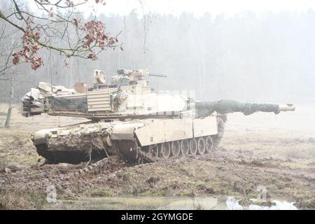 Soldaten mit dem 1. Bataillon und dem 8. Kavallerieregiment reagieren während einer Panzerschlacht während des kombinierten Resolve XIII im Joint Multinative Readiness Center, 02. Februar 2020. Rauch und Nebel wurden als Verheimlichung verwendet, sodass sich die Mitglieder des gegnerischen Truppe unbesehen bewegen konnten. (Foto von Army National Guard Sgt. Fiona Berndt) Stockfoto