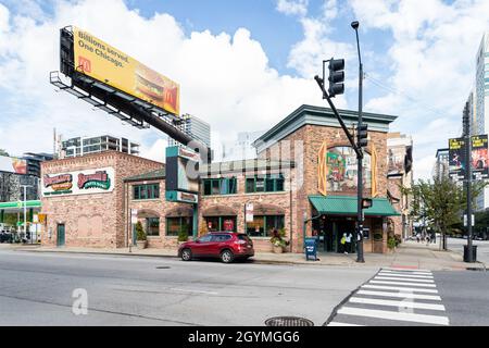 Portillo's und Bernelli's sind eine Lebensmittelkette aus Chicago, die für ihre Hot Dogs, italienischen Rindfleisch-Sandwiches und andere Fast Food-Produkte bekannt ist. Stockfoto