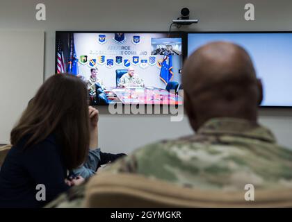 LT. General Anthony Cotton, stellvertretender Kommandant des Global Strike Command der Air Force, hält eine Videointerviewsitzung mit Medien ab, um das Engagement der Air Force für die Aufrechterhaltung und Modernisierung des Atomunternehmens am 3. Februar 2020 auf der Vandenberg Air Force Base zu besprechen. Der 576. FLTS ist Amerikas einziges dediziertes ICBM-Testgeschwader, das professionell Tests durchführt, die die aktuelle und zukünftige Leistungsfähigkeit der ICBM-Streitkräfte genau messen. (USA Luftwaffe Foto von Airman 1st Class Aubree Milks) Stockfoto