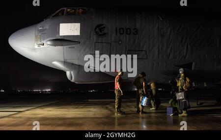 Die dem 69. Expeditionary Bomb Squadron zugewiesenen Flieger bereiten vor einem Flug auf der Andersen Air Force Base, Guam, 4. Februar 2020, eine B-52H Stratofortress vor. Die gemeinsame und multinationale Integration bietet unseren Airmen eine ausgezeichnete Gelegenheit, ihre Bereitschaft zu bewahren und ihre globalen Streikkapazitäten zu schärfen. (USA Luftwaffe Foto von Airman 1st Class Michael S. Murphy) Stockfoto
