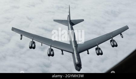 Eine B-52H Stratofestung der US-Luftwaffe, die der 69th Expeditionary Bomb Squadron zugeordnet ist und von der Minot Air Force Base, North Dakota, aus eingesetzt wird, fliegt während einer Trainingsmission vom 4. Februar 2020 über den Pazifischen Ozean. Die gemeinsame und multinationale Integration bietet unseren Luftfahrern eine ausgezeichnete Gelegenheit, ihre Bereitschaft zu bewahren und ihre globale Schlagfähigkeit zu erhaschen. (USA Air Force Photo Airman, 1. Klasse, Helena Owens) Stockfoto