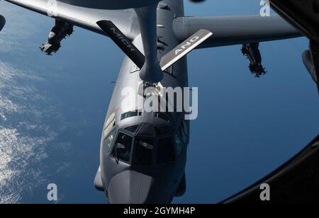 Eine B-52H Stratofestung der US-Luftwaffe, die der 69th Expeditionary Bomb Squadron zugeordnet ist und von der Minot Air Force Base, North Dakota, eingesetzt wird, erhält Treibstoff von einer US-Luftstreitkräfte KC-135 Stratotanker, die der 191st Air Refueling Squadron, Wright Air National Guard, Utah, nach dem Start von der Andersen Air Force Base zugeteilt wurde, Guam, 4. Februar 2020. Kontinuierliche Bomber-Präsenz-Einsätze bieten Möglichkeiten, Allianzen voranzutreiben und zu stärken sowie langjährige militärisch-militärische Partnerschaften zu stärken. (USA Air Force Photo Airman, 1. Klasse, Helena Owens) Stockfoto