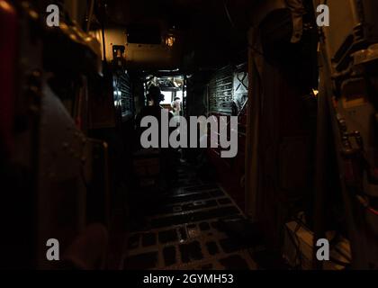 Die dem 69. Expeditionary Bomb Squadron zugewiesene Besatzung, die von der Minot Air Force Base, North Dakota, eingesetzt wurde, bereitet sich auf den Start in einer B-52H Stratofortress auf der Andersen Air Force Base, Guam, 4. Februar 2020 vor. Strategische Bombermissionen verbessern die Bereitschaft und das erforderliche Training, um auf potenzielle Krisen oder Herausforderungen auf der ganzen Welt zu reagieren. (USA Foto der Luftwaffe von Senior Airman Zachary Heal) Stockfoto