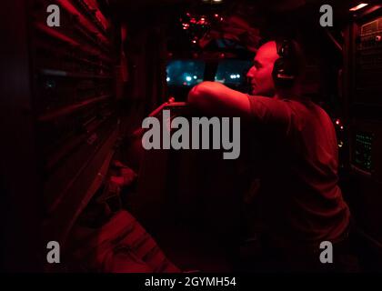 Ein dem 69. Flugzeuginstandhaltungs-Squadron zugewiesener Airman führt eine Vorfluginspektion auf einer US Air Force B-52H Stratofortress durch, die dem 69. Expeditionary Bomb Squadron zugewiesen wurde, der von der Minot Air Force Base, North Dakota, auf der Andersen Air Force Base, Guam, 3. Februar 2020 eingesetzt wurde. Die kontinuierliche Präsenz von Bomber ist eine Schlüsselkomponente zur Verbesserung des gemeinsamen Dienstes und der kombinierten Interoperabilität. (USA Foto der Luftwaffe von Senior Airman Zachary Heal) Stockfoto