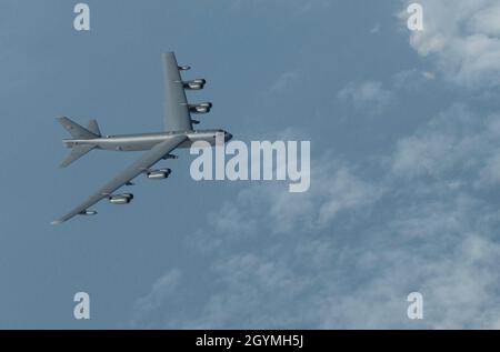 Eine B-52H Stratofestung der US-Luftwaffe, die der 69th Expeditionary Bomb Squadron zugeordnet ist und von der Minot Air Force Base, North Dakota, aus eingesetzt wird, fliegt während einer Trainingsmission vom 4. Februar 2020 über den Pazifischen Ozean. Strategische Bombereinsätze erhöhen die Bereitschaft und das Training, das erforderlich ist, um auf mögliche Krisen oder Herausforderungen auf der ganzen Welt zu reagieren. (USA Air Force Photo Airman, 1. Klasse, Helena Owens) Stockfoto
