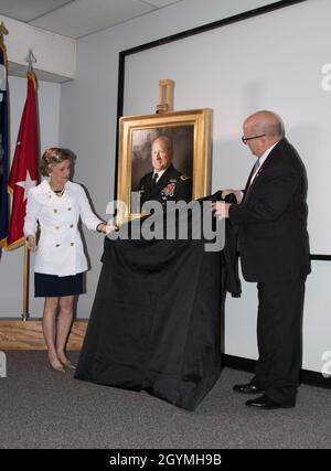 Die Nationalgarde von South Carolina ehrt den pensionierten US-Armeemajor Robert E. Livingston, Jr., ehemaliger Adjutant-General für South Carolina, mit der Enthüllung seines offiziellen Porträts während einer Zeremonie am 4. Februar 2020 im Gebäude der Adjutant-Generäle in Columbia, South Carolina. Livingston wurde 2011 zum Adjutanten-General gewählt und diente bis zu seiner Pensionierung im Jahr 2019. Sein Porträt wird im Foyer vor den Stabsbüros der South Carolina National Guard neben den Porträts früherer Adjutant-Generäle gezeigt. (USA Foto der Armee-Nationalgarde von Staff Sgt. Brad Mincey, Süden Stockfoto