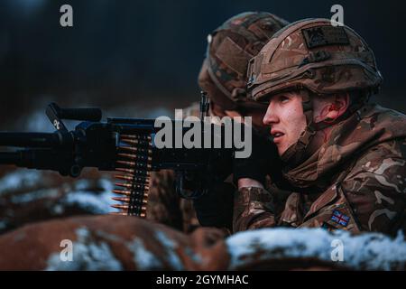 Britische Soldaten, die der Balaklava-Truppe C-Geschwader, auch bekannt als die Royal Scots Dragoon Guards, zugewiesen sind, bedienen während einer Abschnitt-Live-Feuer-Übung ein L7A2 General Purpose Machine Gun zur Unterstützung der verstärkten Vorwärtspräsenz der NATO Battle Group Poland in Bemowo Pikie, Polen, 4. Februar 2020. Die verstärkte Vorwärtspräsenz der NATO besteht aus vier Bataillon-großen Kampfgruppen, die sich auf einer anhaltenden Rotationsbasis nach Estland, Lettland, Litauen und Polen entschließen, um die Entschlossenheit und Fähigkeit des Bündnisses zu demonstrieren, als eine einzige auf jede Aggression gegen seine Mitglieder zu reagieren. (USA Armee Foto von Stockfoto