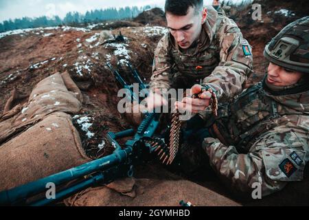 Britische Soldaten, die der Balaklava-Truppe C-Geschwader, auch bekannt als die Royal Scots Dragoon Guards, zugewiesen sind, bedienen während einer Abschnitt-Live-Feuer-Übung ein L7A2 General Purpose Machine Gun zur Unterstützung der verstärkten Vorwärtspräsenz der NATO Battle Group Poland in Bemowo Pikie, Polen, 4. Februar 2020. Die verstärkte Vorwärtspräsenz der NATO besteht aus vier Bataillon-großen Kampfgruppen, die sich auf einer anhaltenden Rotationsbasis nach Estland, Lettland, Litauen und Polen entschließen, um die Entschlossenheit und Fähigkeit des Bündnisses zu demonstrieren, als eine einzige auf jede Aggression gegen seine Mitglieder zu reagieren. (USA Armee Foto von Stockfoto