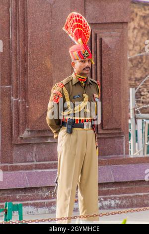 WAGAH, INDIEN - 26. JANUAR 2017: Indische Grenzwache bei der Militärzeremonie an der indisch-pakistanischen Grenze in Wagah in Punjab, Indien. Stockfoto