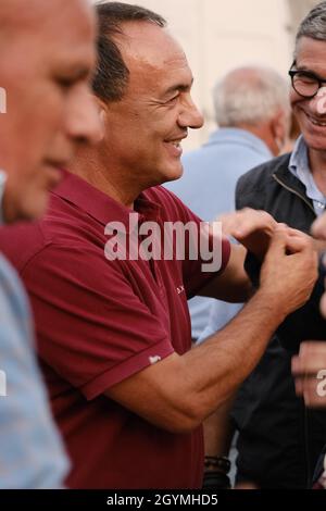 RIACE, KALABRIEN, ITALIEN, 1. OKTOBER 2021: Domenico Lucano, Bekannt als „Mimmo“, der ehemalige Bürgermeister von Riace, einer kleinen Stadt, die weltweit dafür gefeiert wurde, ein visionäres Modell für Tausende von Flüchtlingen zu schaffen. Ihm wird die Wahlliste „UN'Altra Calabria è possibile“ (ein weiteres Kalabrien ist möglich) für die Regionalwahlen in Kalabrien 2021 vorgelegt. Er wurde zu 13 Jahren Gefängnis verurteilt. Stockfoto